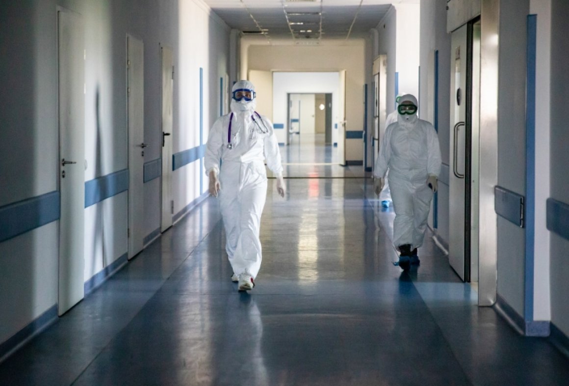 «Пробивает барьеры»: отличительные особенности нового вида COVID-19 назвали врачи