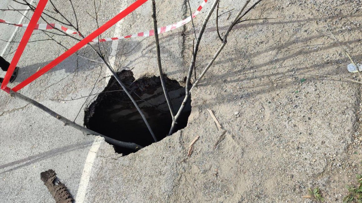 На оживленном мосту в Приморье образовалась дыра – движение закрыто