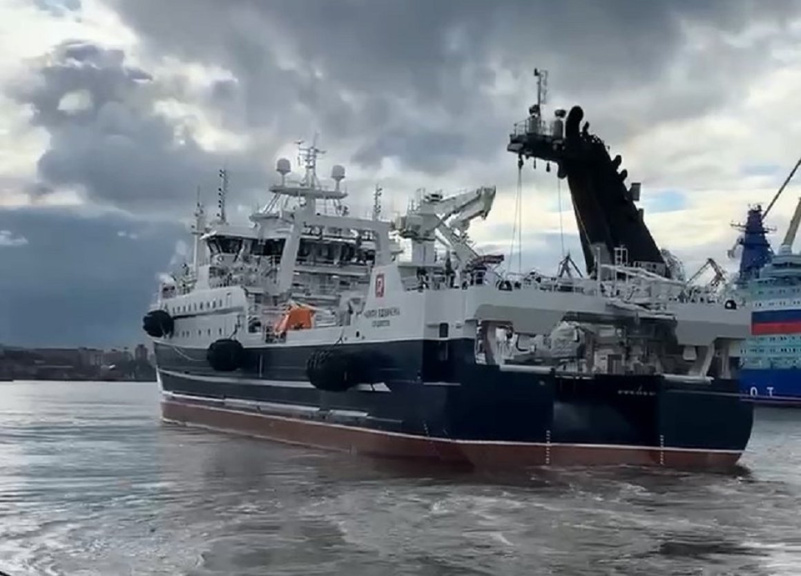 Супертраулер движется во Владивосток по Северному морскому пути