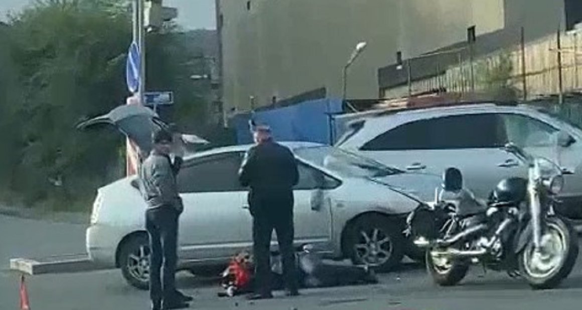 Рулевой лежит на асфальте: ЧП произошло на оживленном перекрестке во Владивостоке