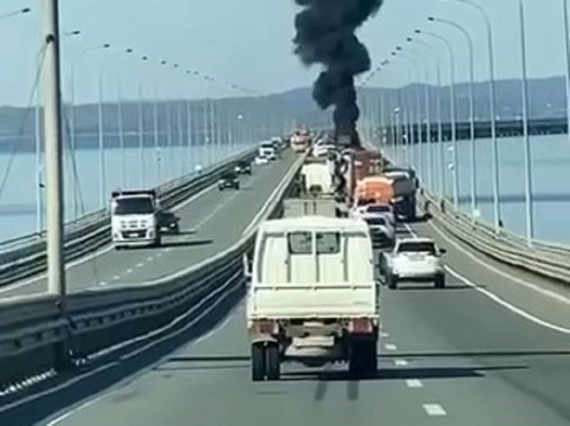 Серьезный пожар произошел на низководном мосту во Владивостоке