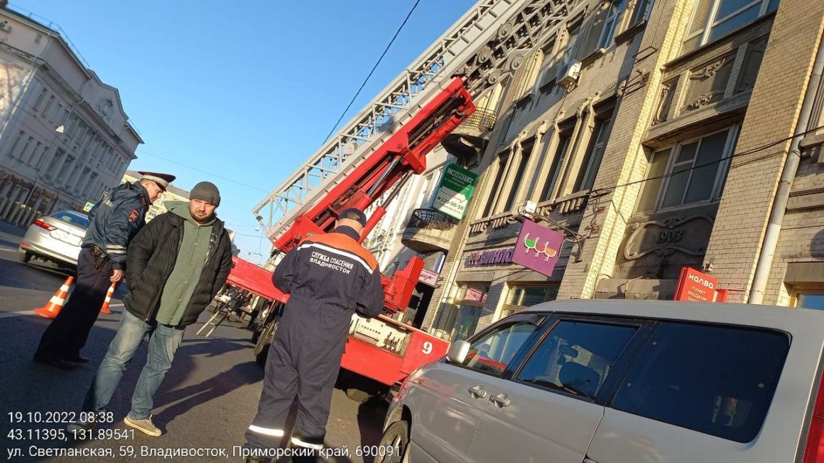 В центре Владивостока рухнул фасад непростого здания