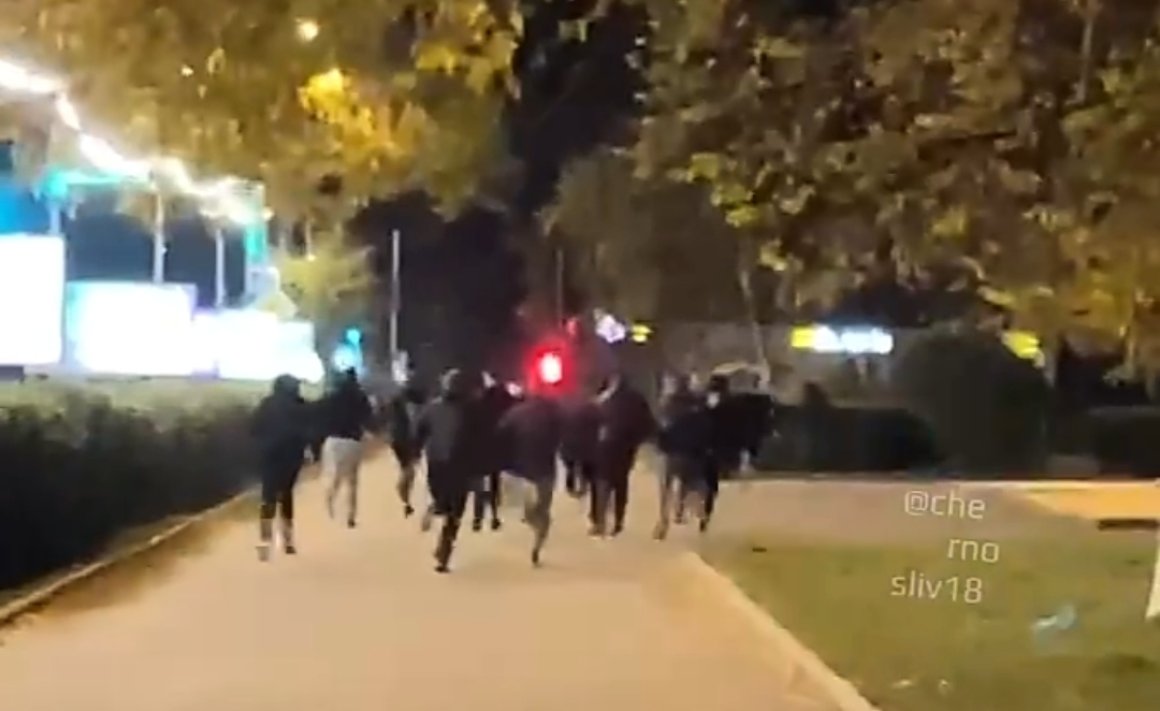 Массовая драка произошла на центральной площади под окнами администрации — видео