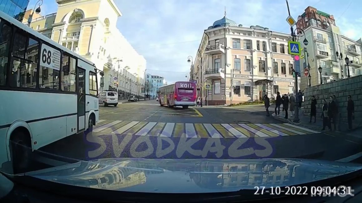 Водитель автобуса во Владивостоке чуть не врезался в толпу пешеходов — видео