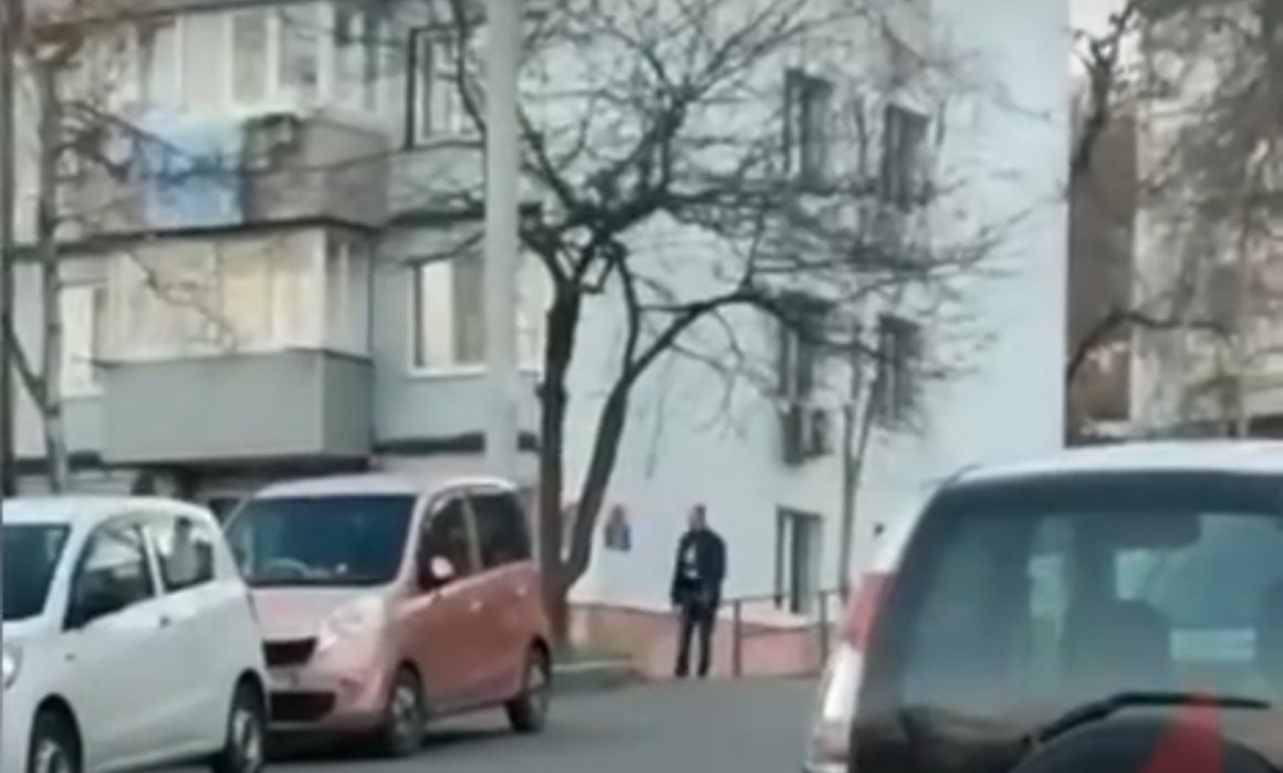Неизвестный открыл стрельбу возле детской площадки во Владивостоке