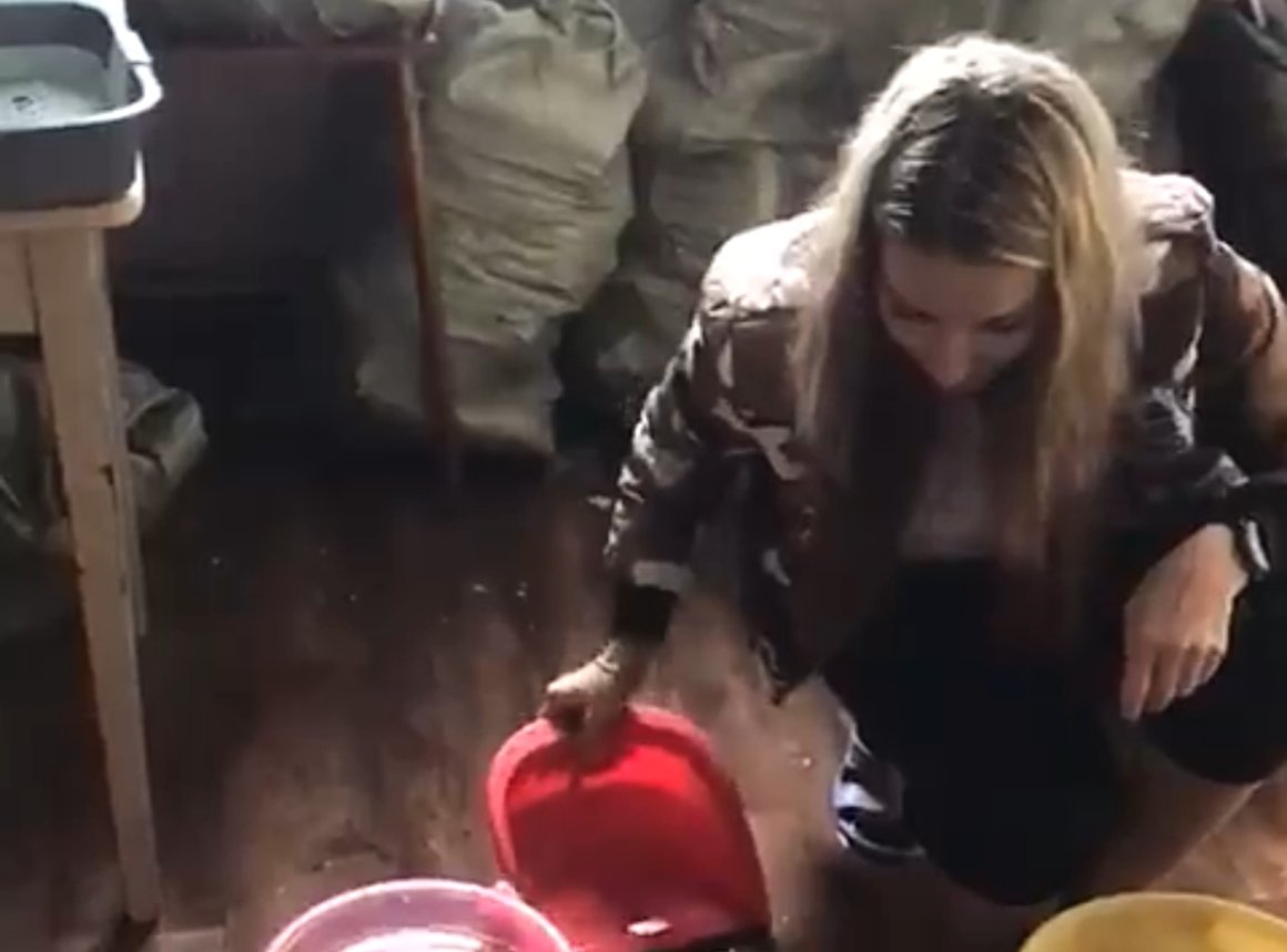 Потолок рухнул в жилом доме во Владивостоке, но люди не верят — видео