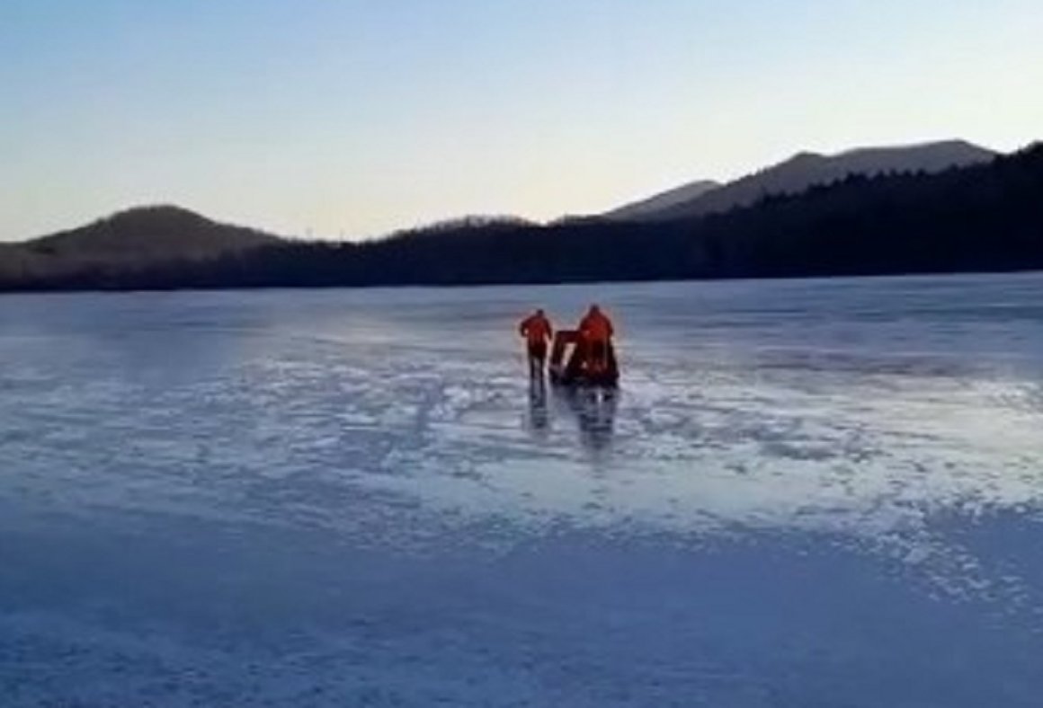 Не могли подняться и вмерзали в лед: история чудесного спасения во Владивостоке