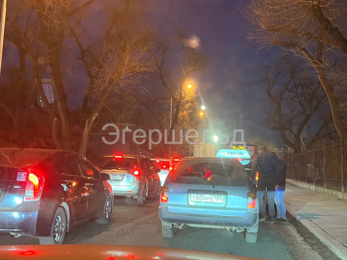 «Крепитесь»: выезд с и так проблемного района Владивостока частично перекрыт