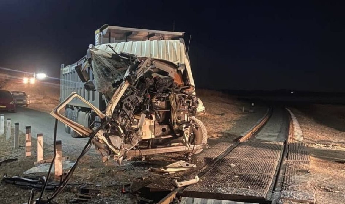 В Приморье поезд превратил автомобиль в груду металла