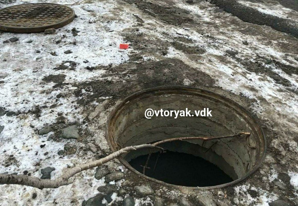 Люк открыт, крышка рядом: жительница Владивостока вечером до дома не дошла