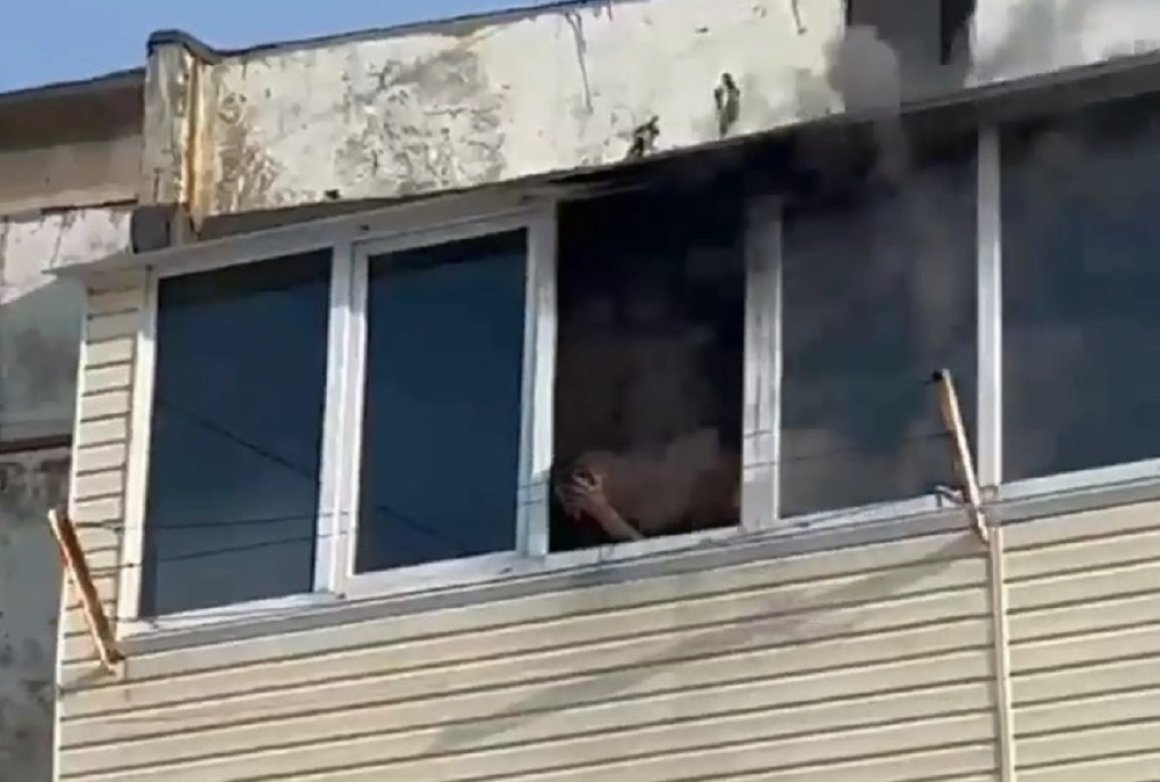 Человек пытался спастись на балконе: мощный пожар бушует в жилом доме в Приморье