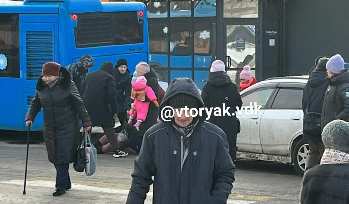 Во Владивостоке автомобиль влетел в толпу людей – спаслись не все