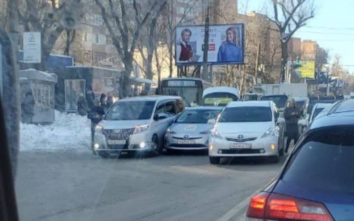 Застрянете там надолго: массовое ДТП во Владивостоке блокирует движение в обе стороны