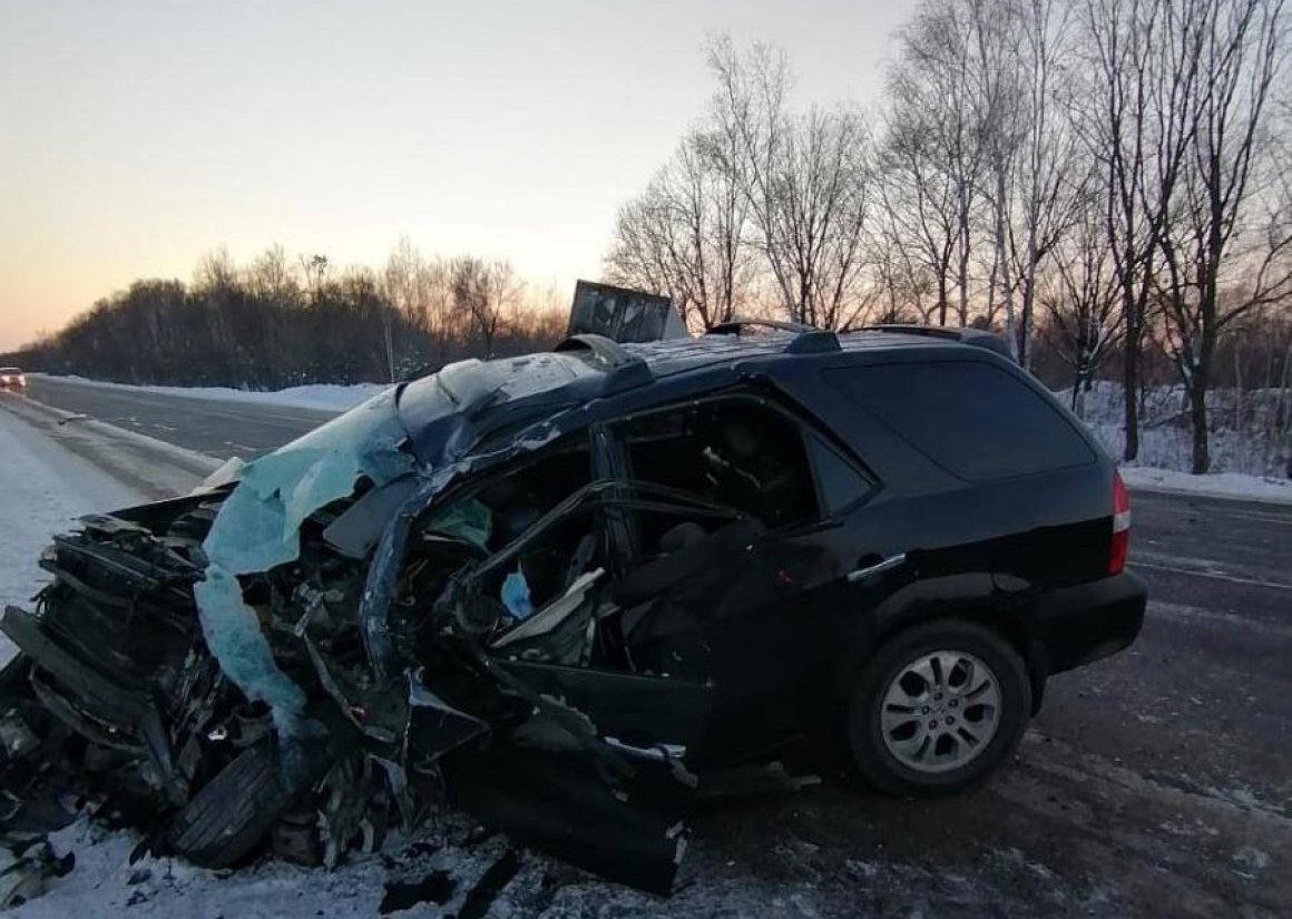 Машину смяло в гармошку: в Приморье авто с двумя детьми столкнулось с КамАЗом