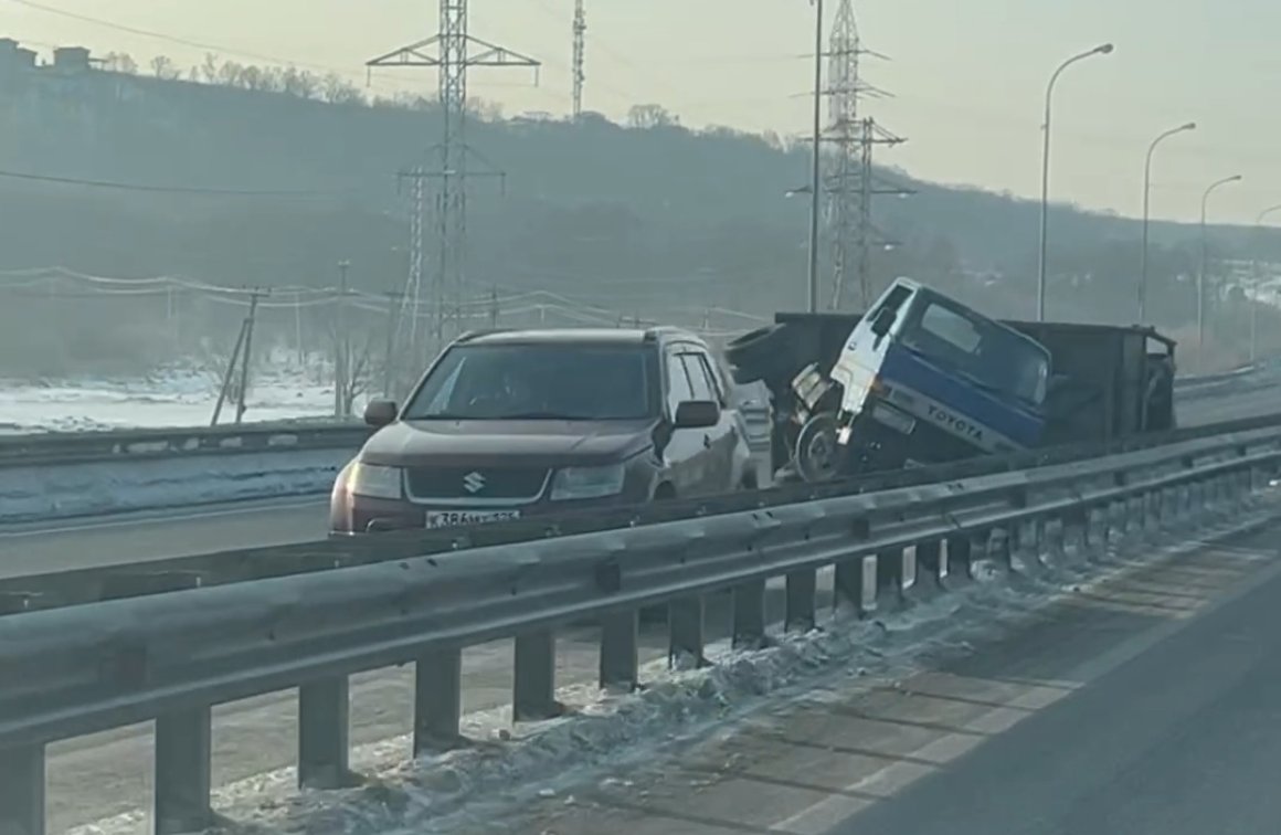 Авто сложилось пополам: жёсткая авария создала опасность на трассе в Приморье