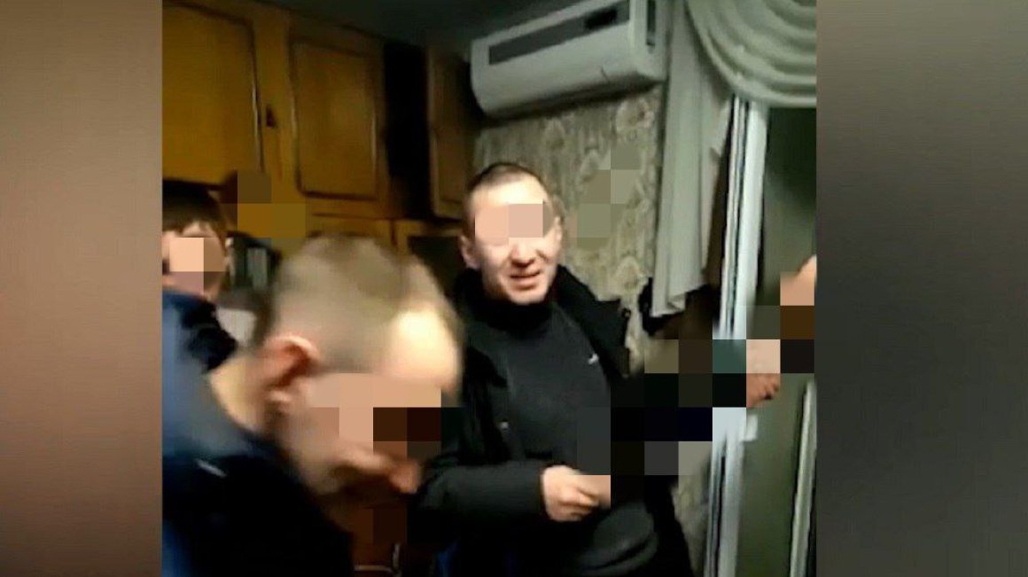 Во Владивостоке компания пьяных мужчин устроила «расстрел» в жилом районе