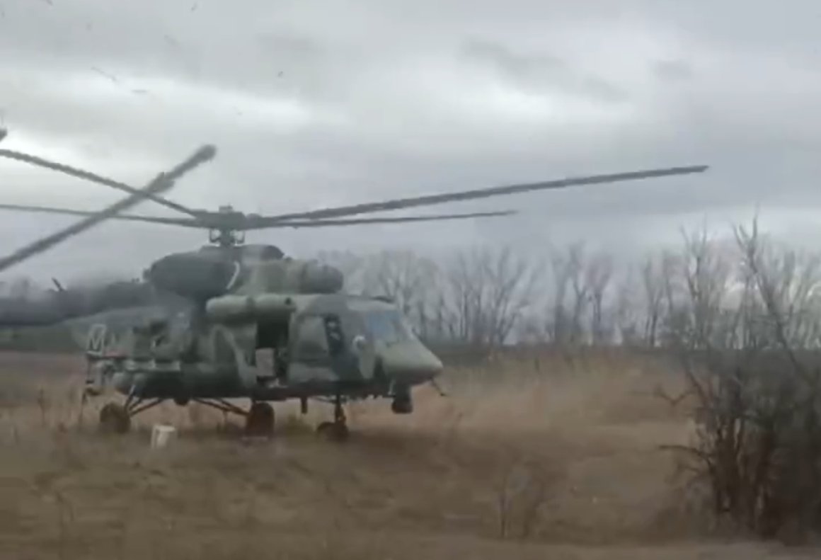 «Опасно, но изобретательно»: необычный способ доставки посылок в зоне СВО — видео