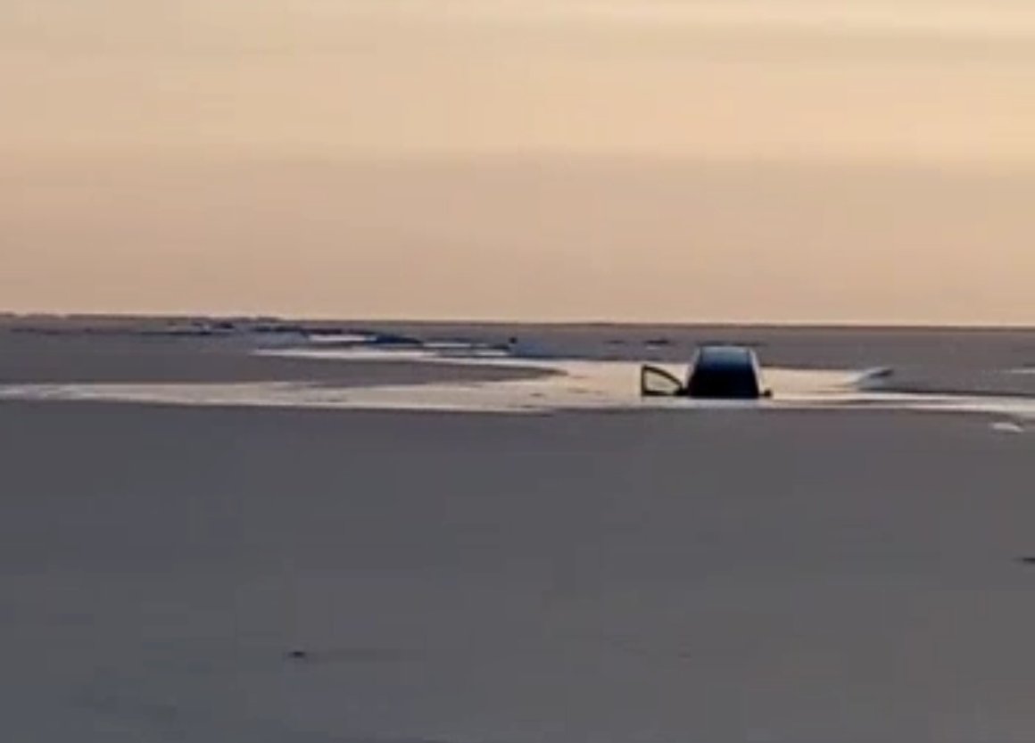 «Вода рванула, трещина идет»: двойное ЧП произошло в Амурском заливе