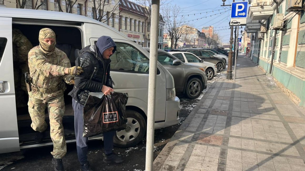 Главаря банды брали в Москве: серьёзное ОПС накрыли в Приморье