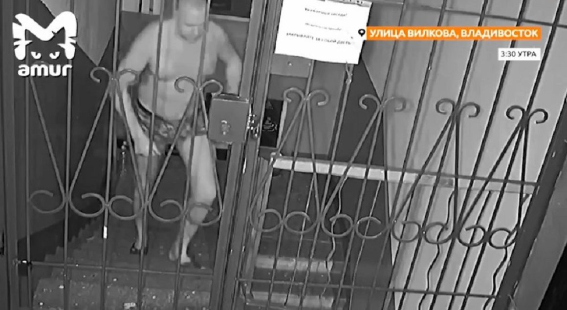 Полуголый, стучит и нападает: каждая ночь для пары из Владивостока становится пыткой