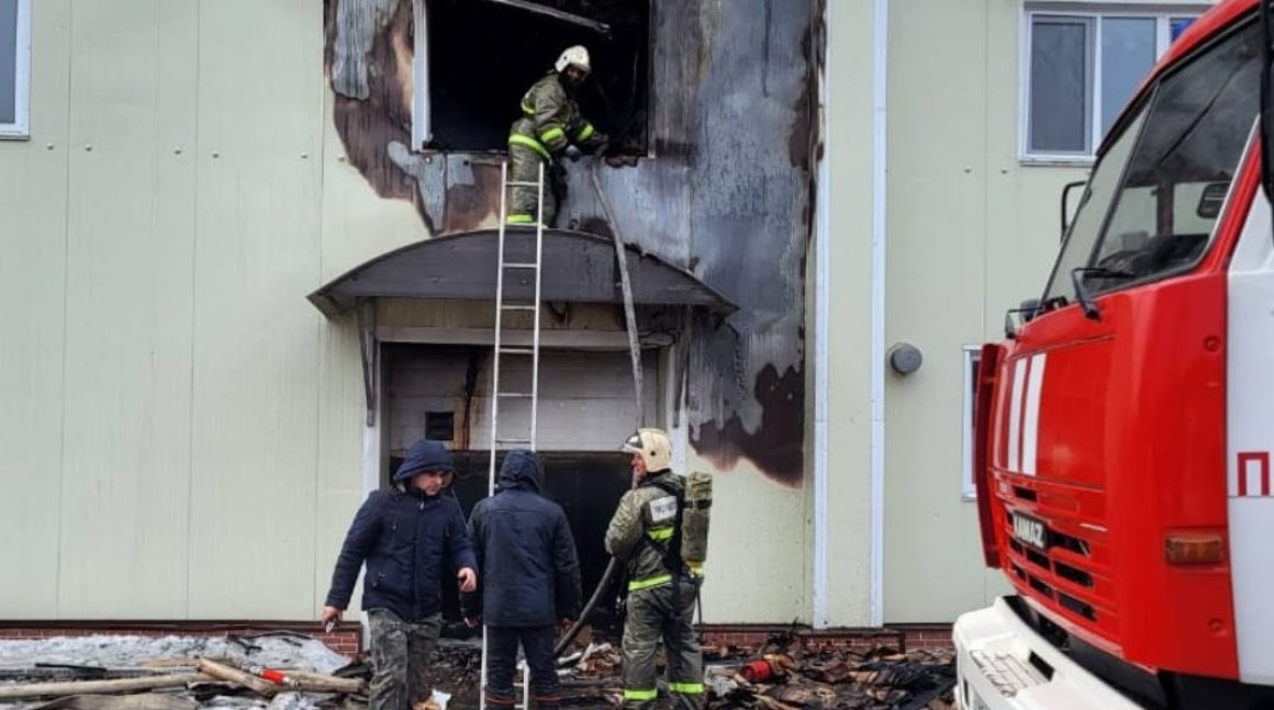 Мощный пожар охватил склад крупнейшего в Приморье завода – подробности