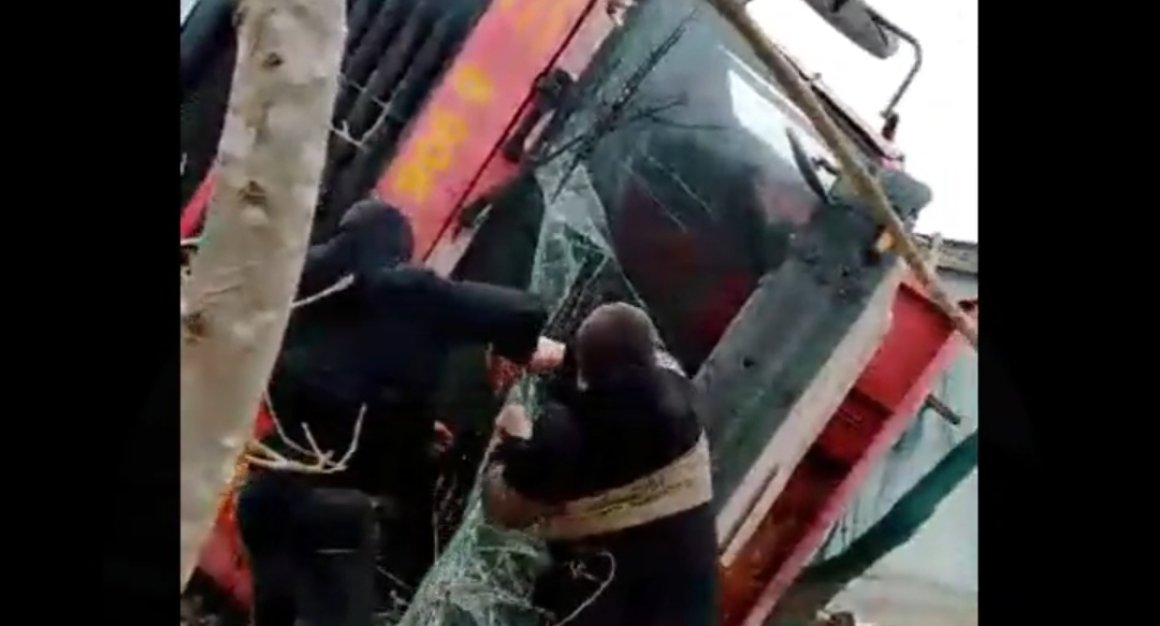 «Он горит»: во Владивостоке водитель сам не смог выбраться из горящего самосвала