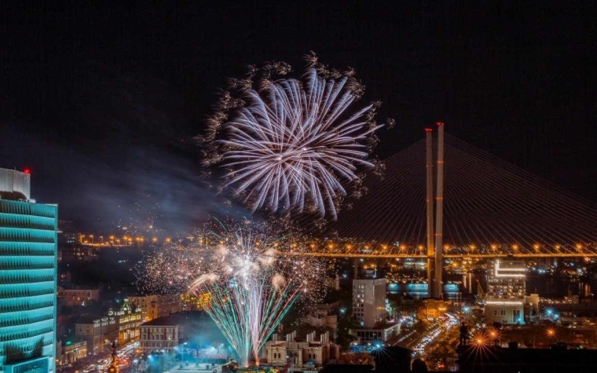 Во Владивостоке перенесён праздничный салют