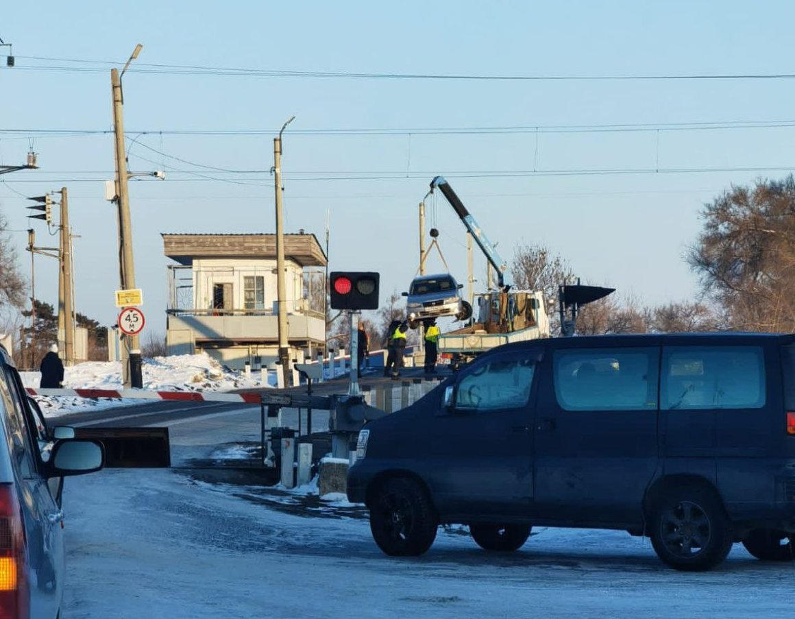 В этот момент приближался поезд: в Приморье на переезде у машины отлетело колесо