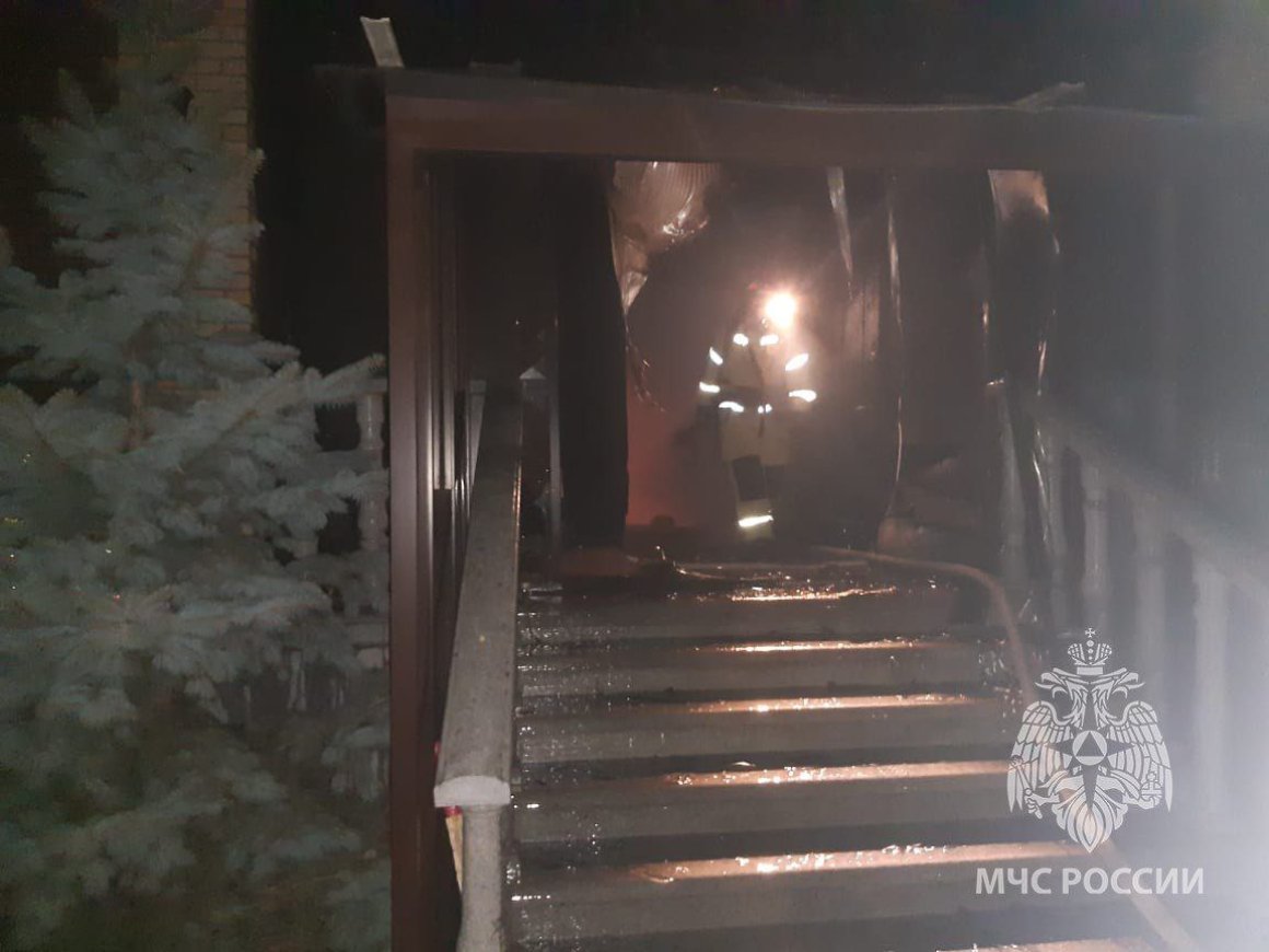 Люди на балконе молили о помощи: жилой дом загорелся в Приморье