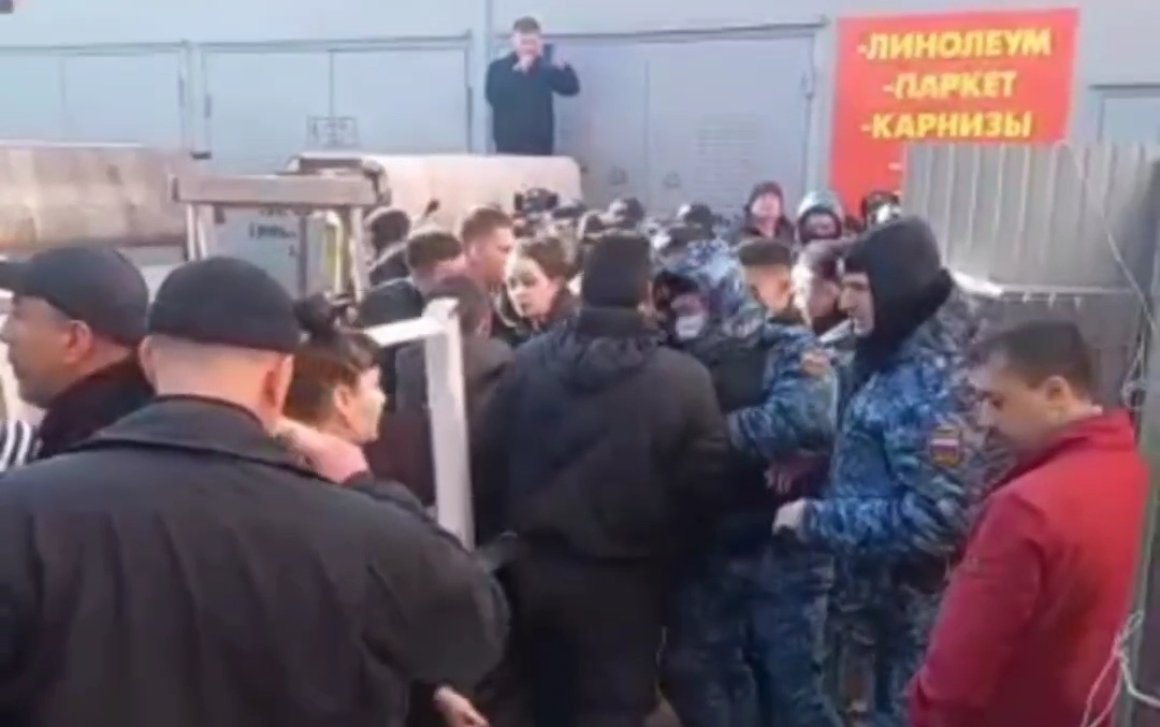 «Люди бесстрашные»: на знаменитом во Владивостоке рынке — противостояние
