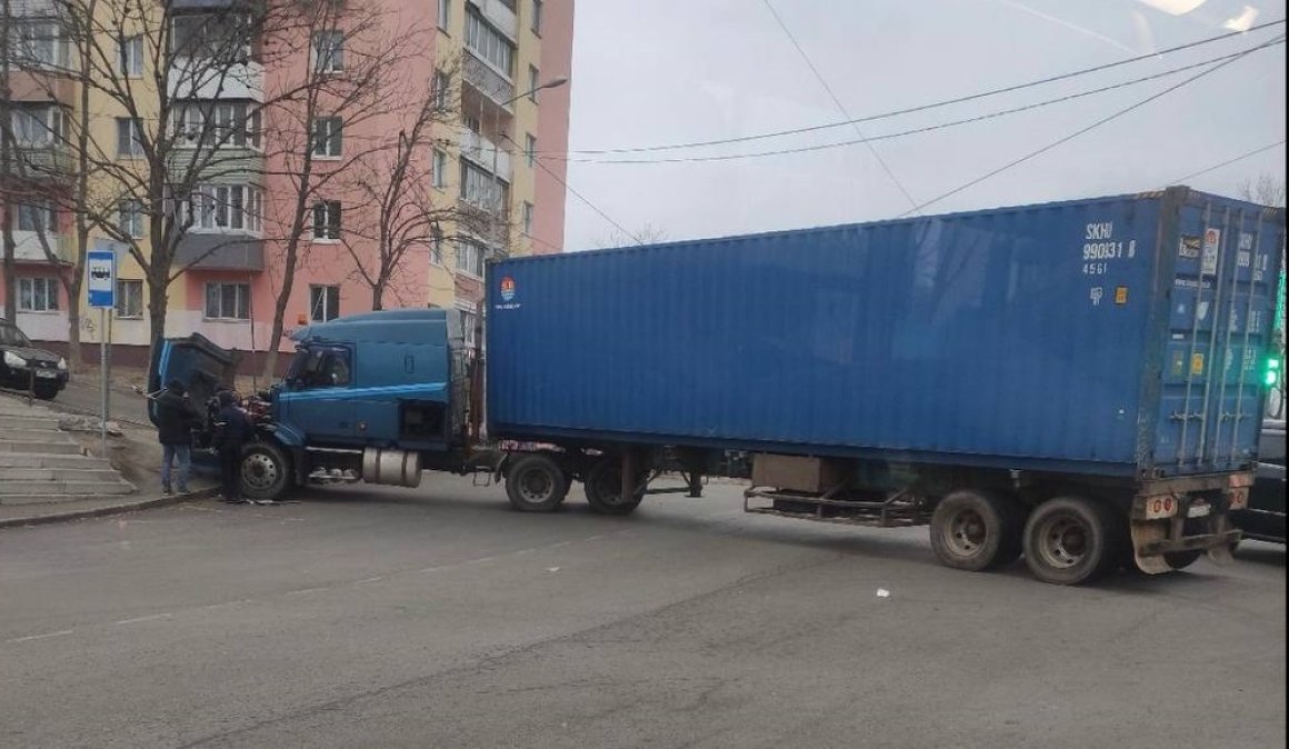 «Дорога перегорожена полностью»: неприятный инцидент произошел во Владивостоке