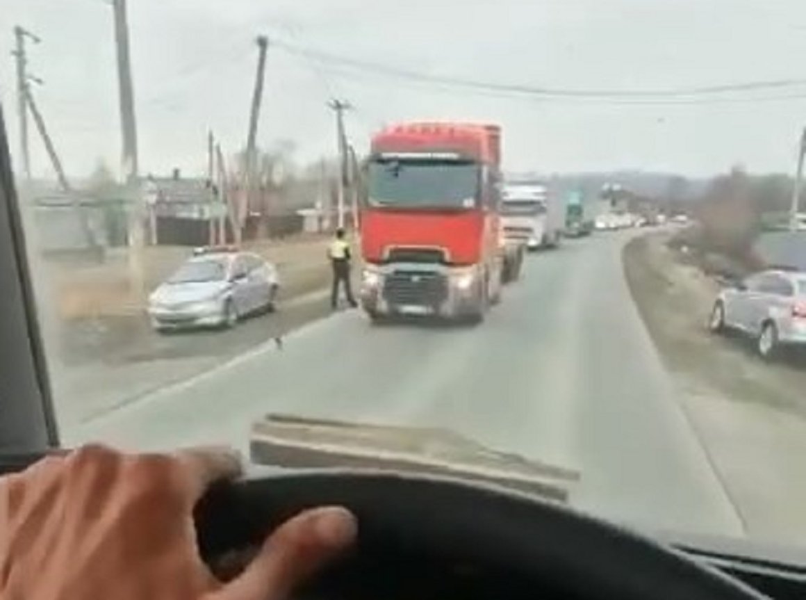 «Каждая машина на досмотр»: опасного преступника усиленно ищут в Приморье