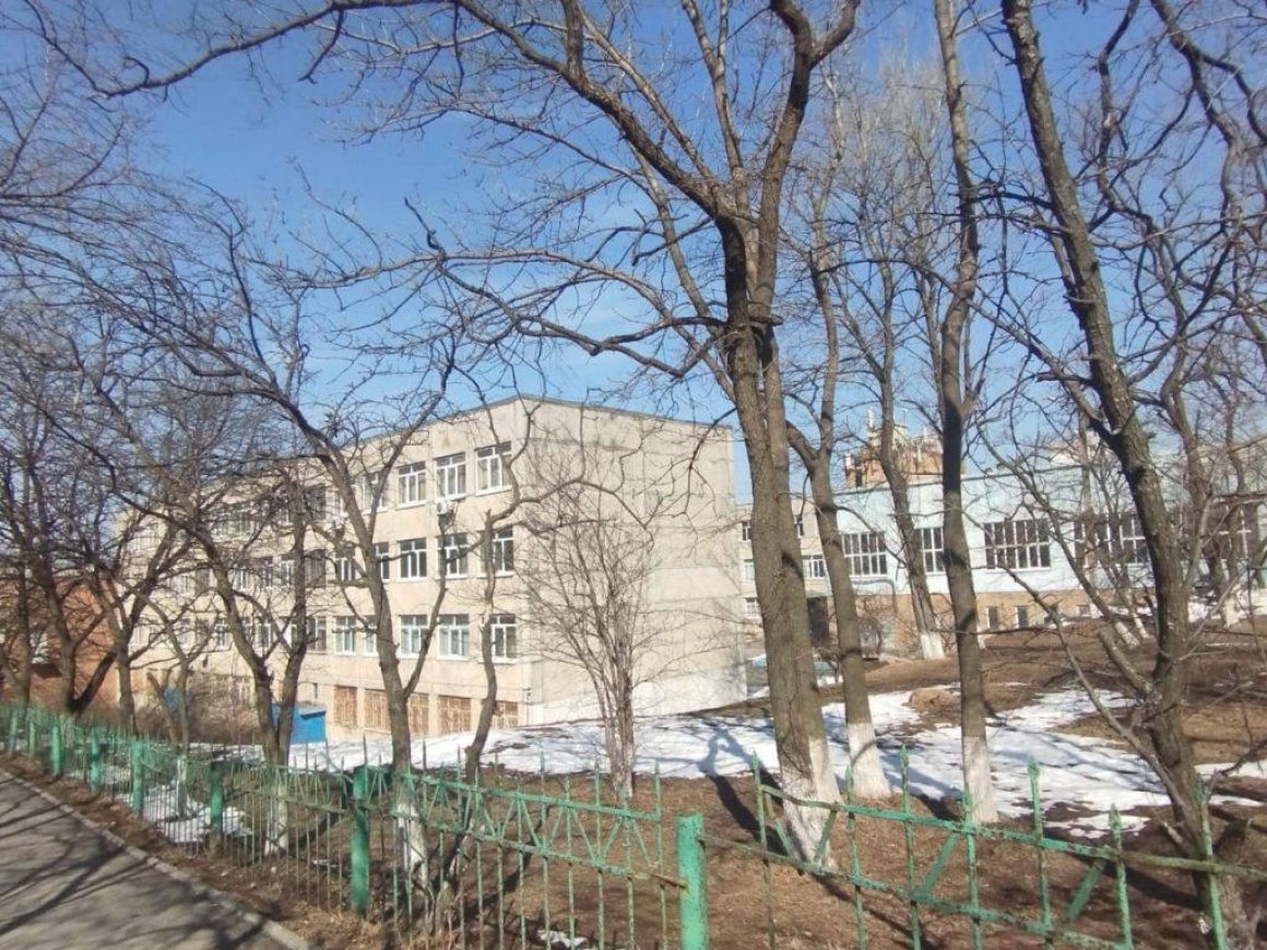 На месте спецслужбы и кинологи: в популярном учебном заведении во Владивостоке переполох