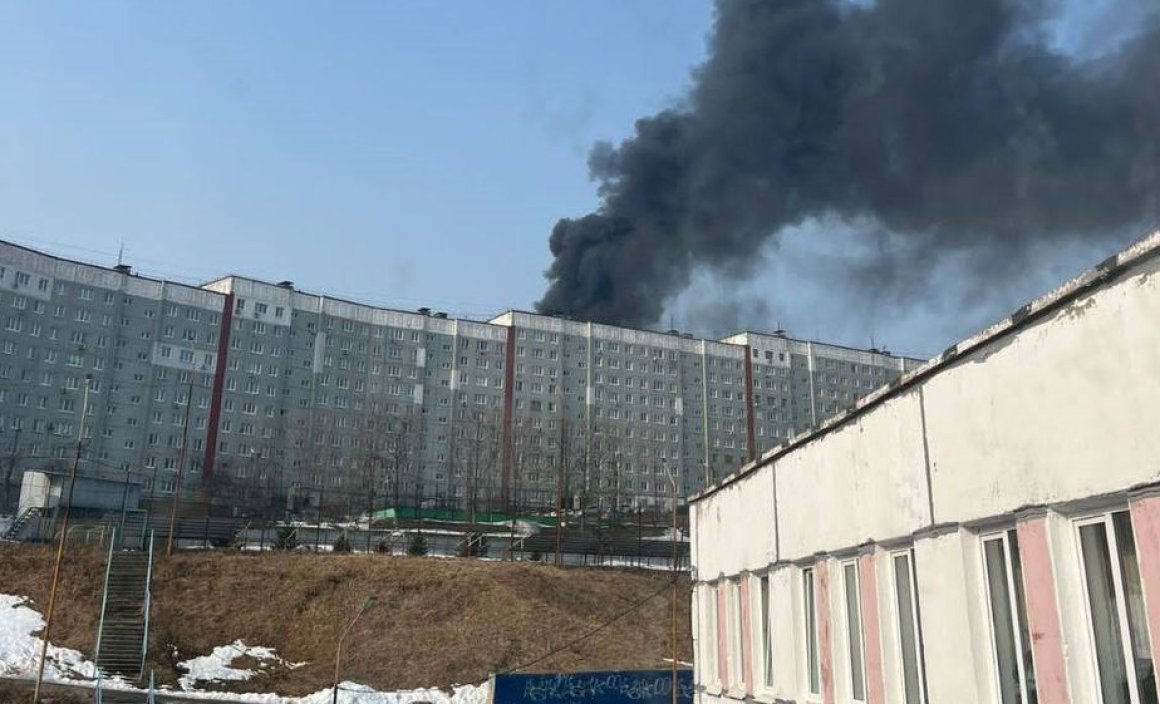Мощный пожар бушует в районе Нагорного парка во Владивостоке