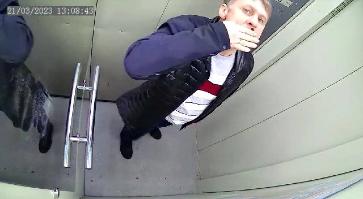«Думает, никто не узнает»: позорный поступок жителя Владивостока в лифте попал на видео