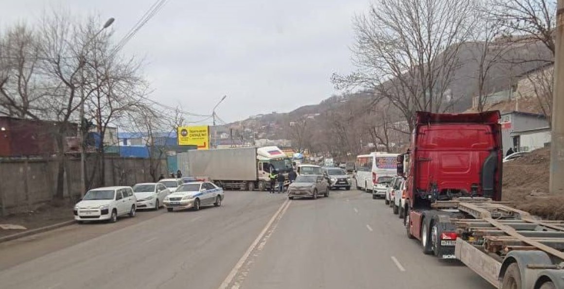 Жесткое ДТП заблокировало движение в одном из районов Владивостока