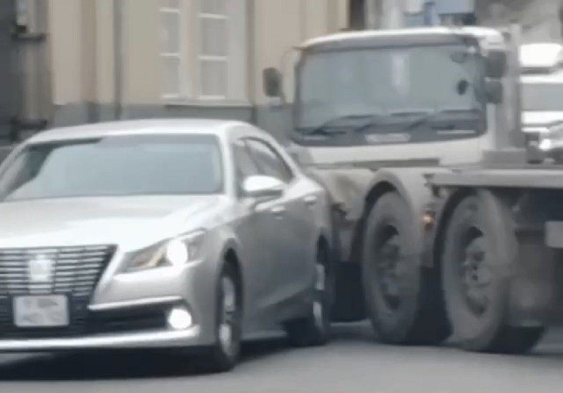 Туда пока лучше не ехать: главная дорога Владивостока заблокирована