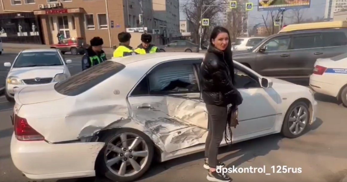 На месте полиция и скорая: серьезные проблемы устроила автоледи себе и другим