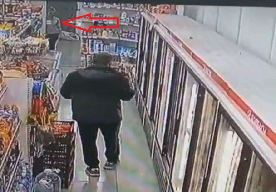 Это фиаско: в Приморье продавец минимаркета одним взглядом остановила преступника