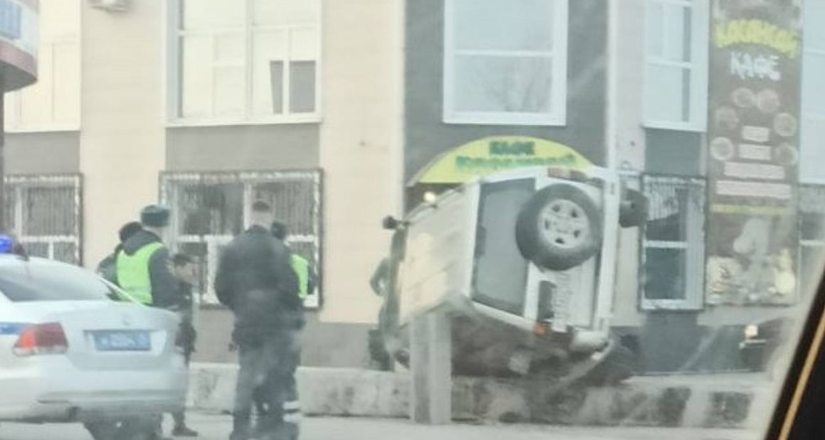 «Водитель вылетел из окна»: момент жесткого ДТП в Приморье попал на видео