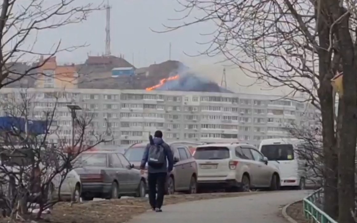 Видно даже из центра города: пожар бушует во Владивостоке