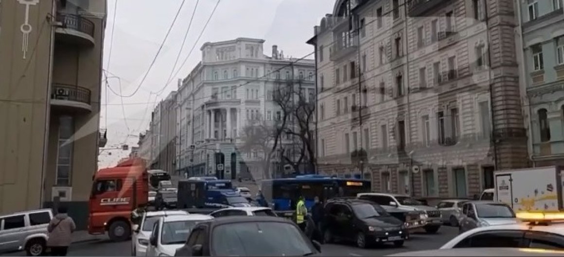 Движение заблокировано: водители во Владивостоке попали «под замес»