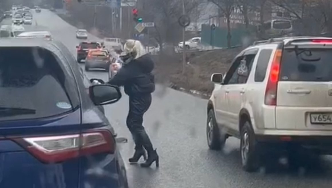 Блондинка с огромным тесаком напала на автомобиль во Владивостоке — выяснились причины