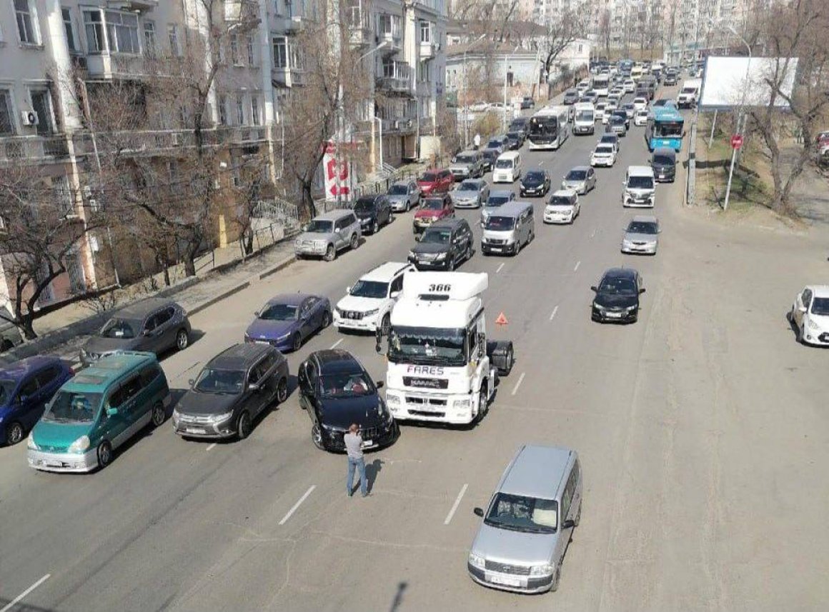 Многомиллионное ДТП собирает огромную пробку во Владивостоке