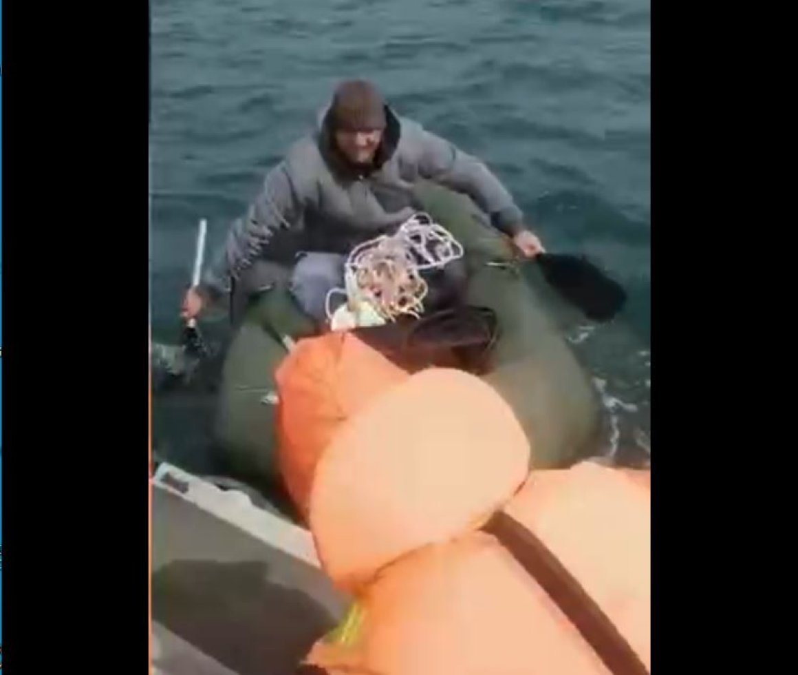 Сотрудники МЧС спасли мужчину в открытом море