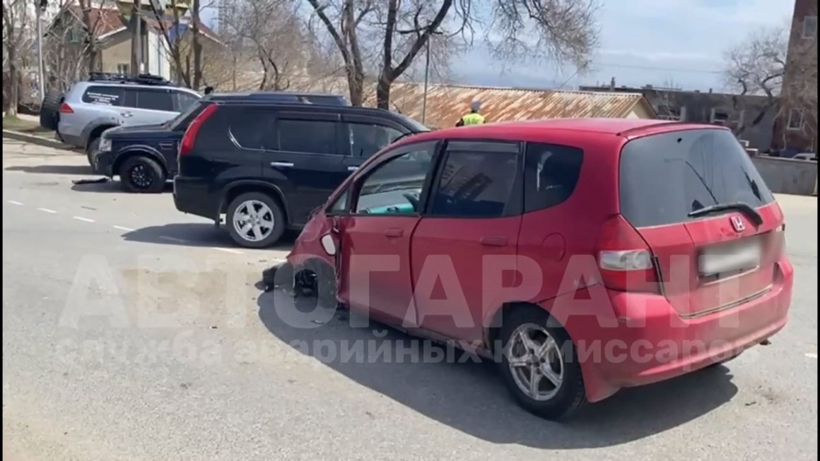 Во Владивостоке жесткое "лобовое" ДТП парализовало движение