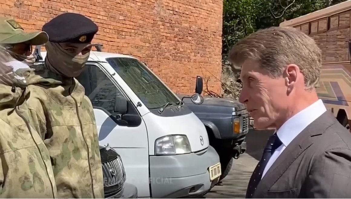Губернатор Олег Кожемяко передал автомобили "черных лесорубов" в зону СВО