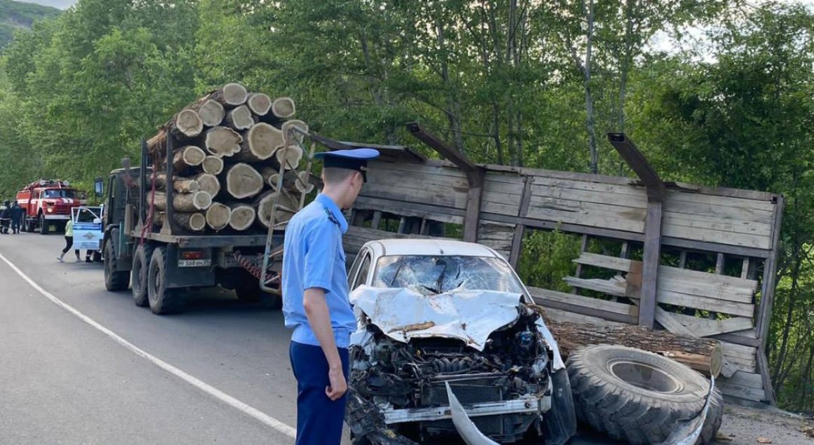 Капот расплющило: прицеп с бревнами рухнул на автомобиль с людьми в Приморье