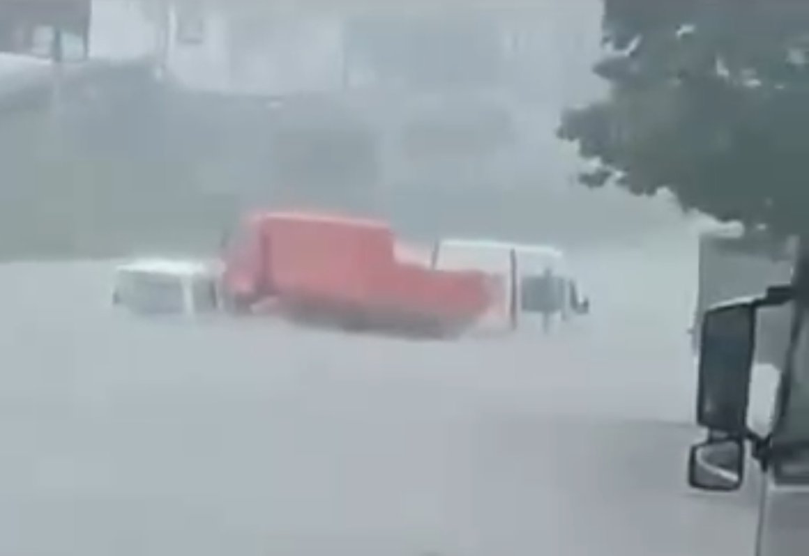 КамАзы тонут во Владивостоке