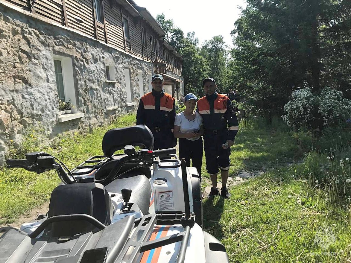 За день до тропического ливня спасатели вывели из леса заблудившуюся женщину